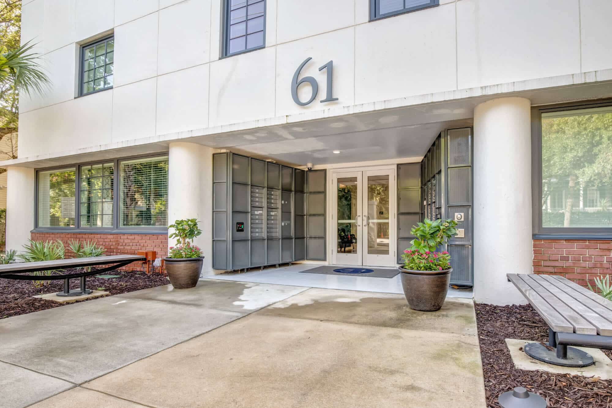 61 vandy off campus apartments near the college of charleston c of c building exterior main entrance